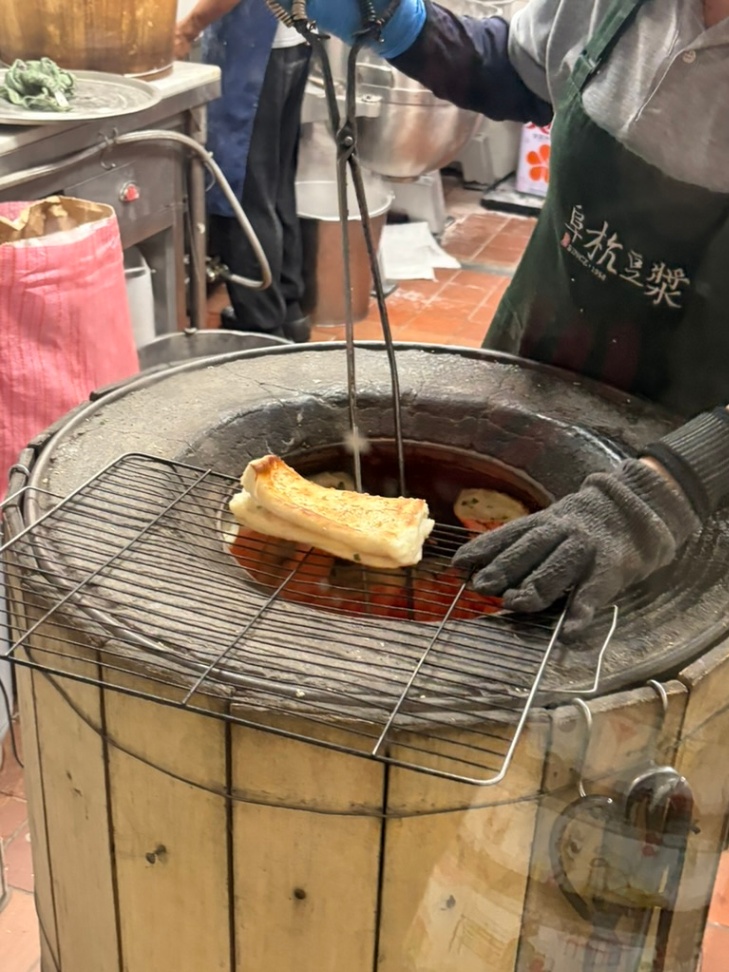 阜杭豆漿で厚餅夾蛋を店内で焼く様子