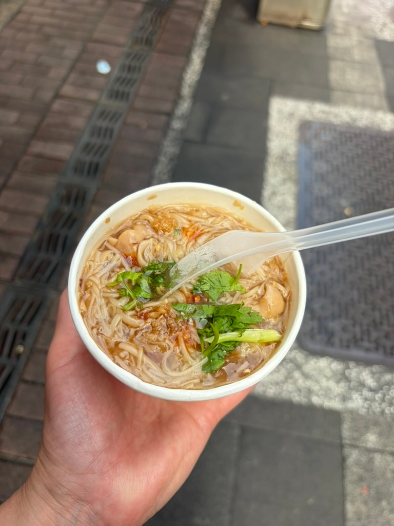 阿宗麺線の小サイズ・パクチーとモツがトッピング