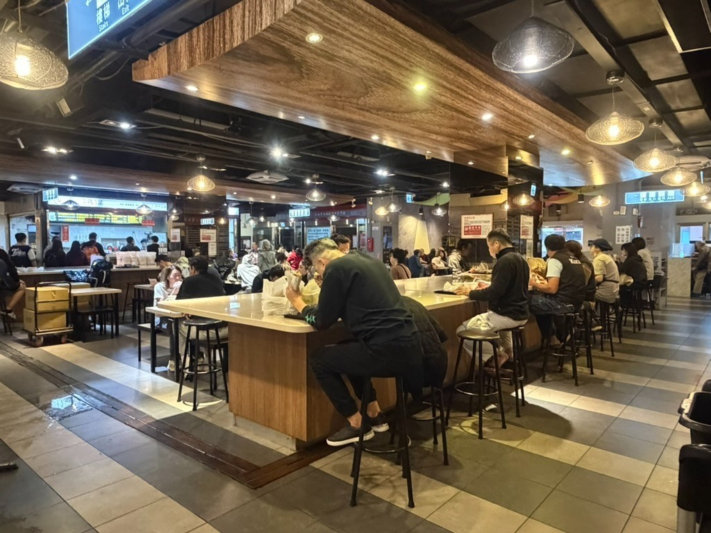 阜杭豆漿の店内・カウンター席あり