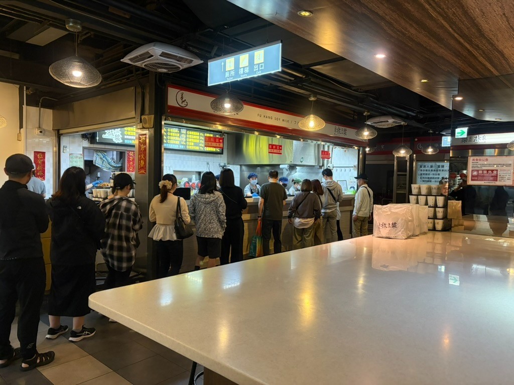 阜杭豆漿の注文カウンターの行列
