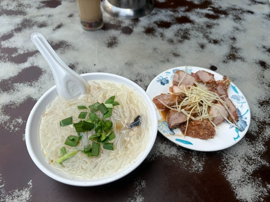 民樂旗魚米粉のカジキビーフンとチャーシュー揚げ