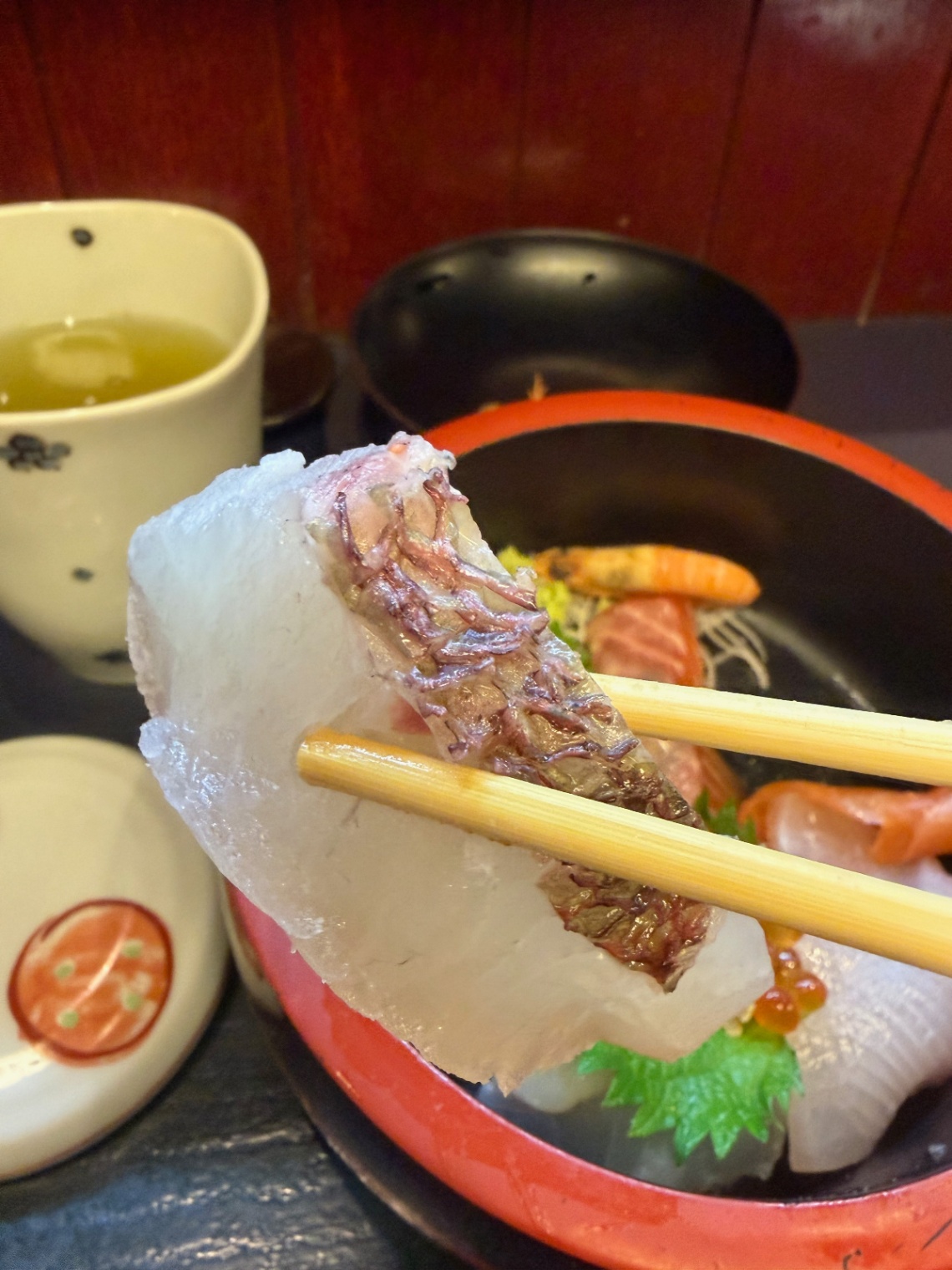 味暦 正生の上ちらしの豪快にカットされたイサキ