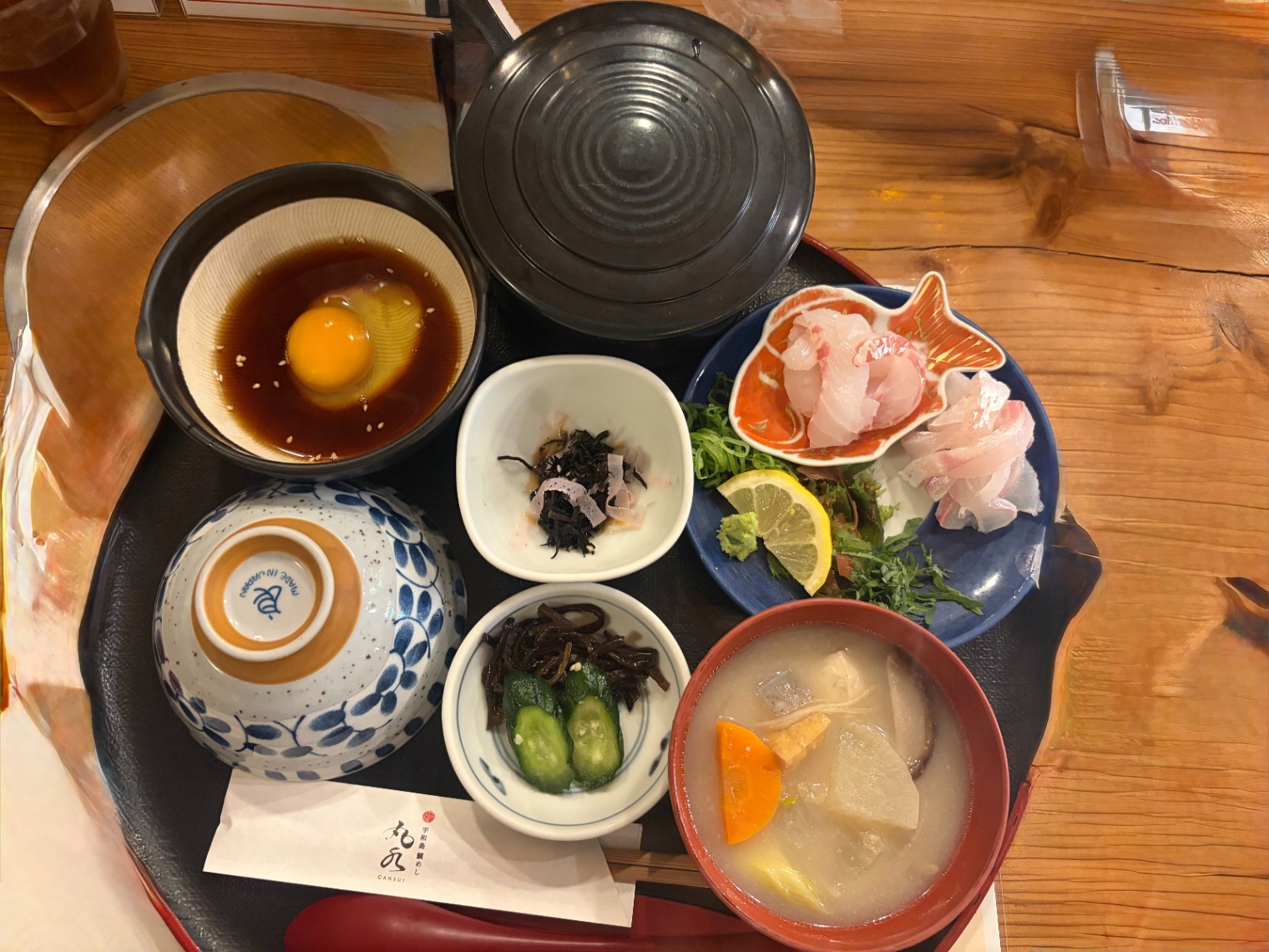 丸水の天然・養殖食べ比べセット。2種類の鯛の刺身、卵と出汁、ご飯、味噌汁、薬味