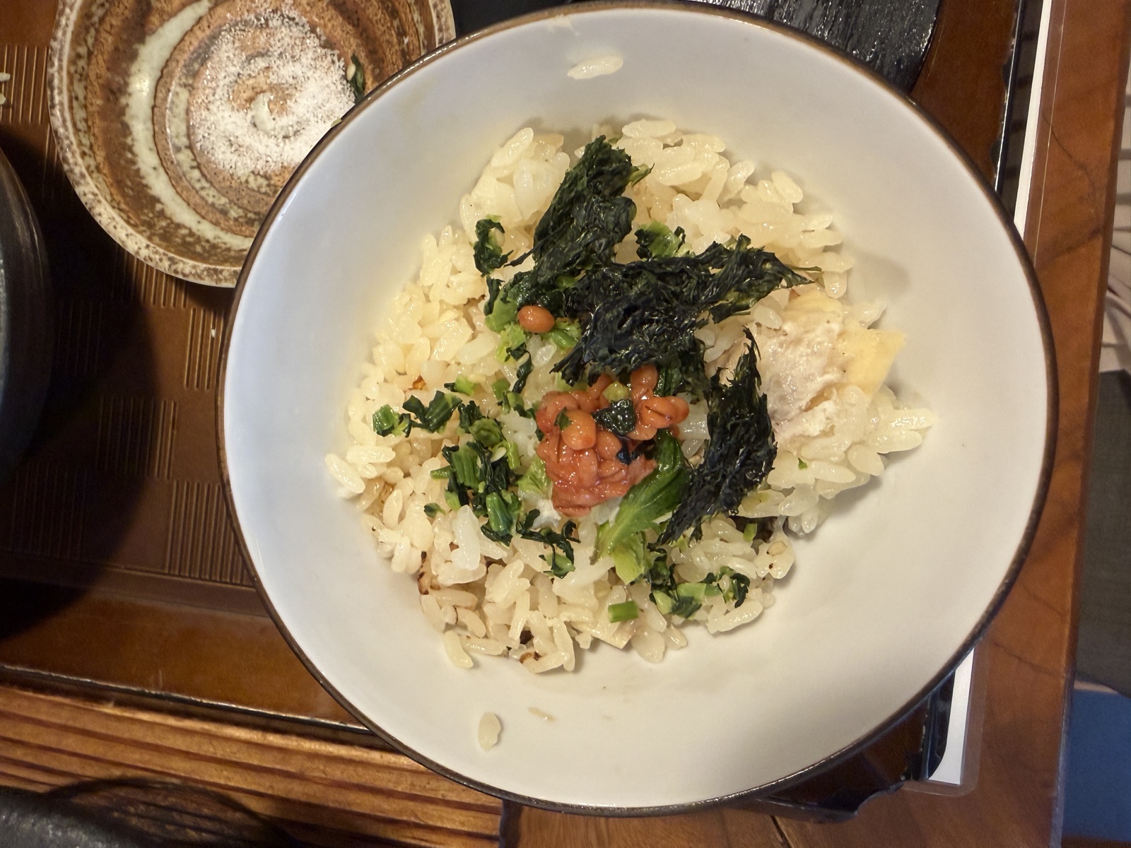 秋嘉の松山鯛めし二杯目。もろみや大根菜などの薬味と海苔をのせた一杯