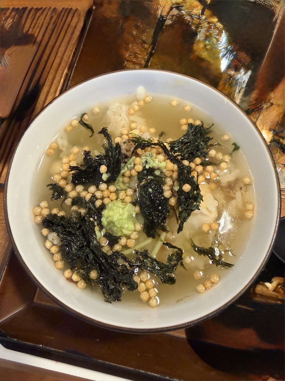 秋嘉の松山鯛めし三杯目。出汁をかけ、海苔やあられを添えたお茶漬け