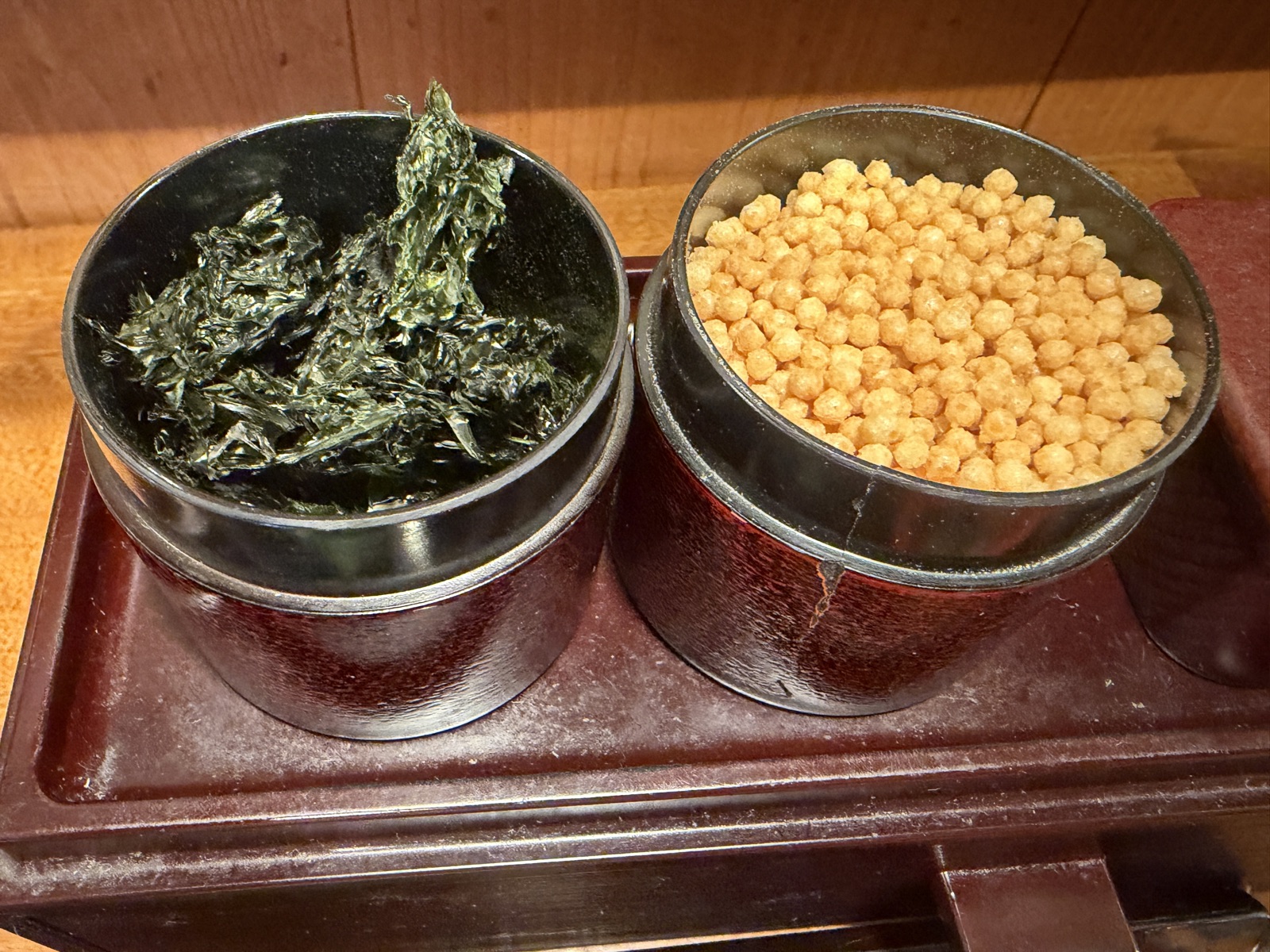 秋嘉のカウンターにある、お茶漬け用の海苔とあられ