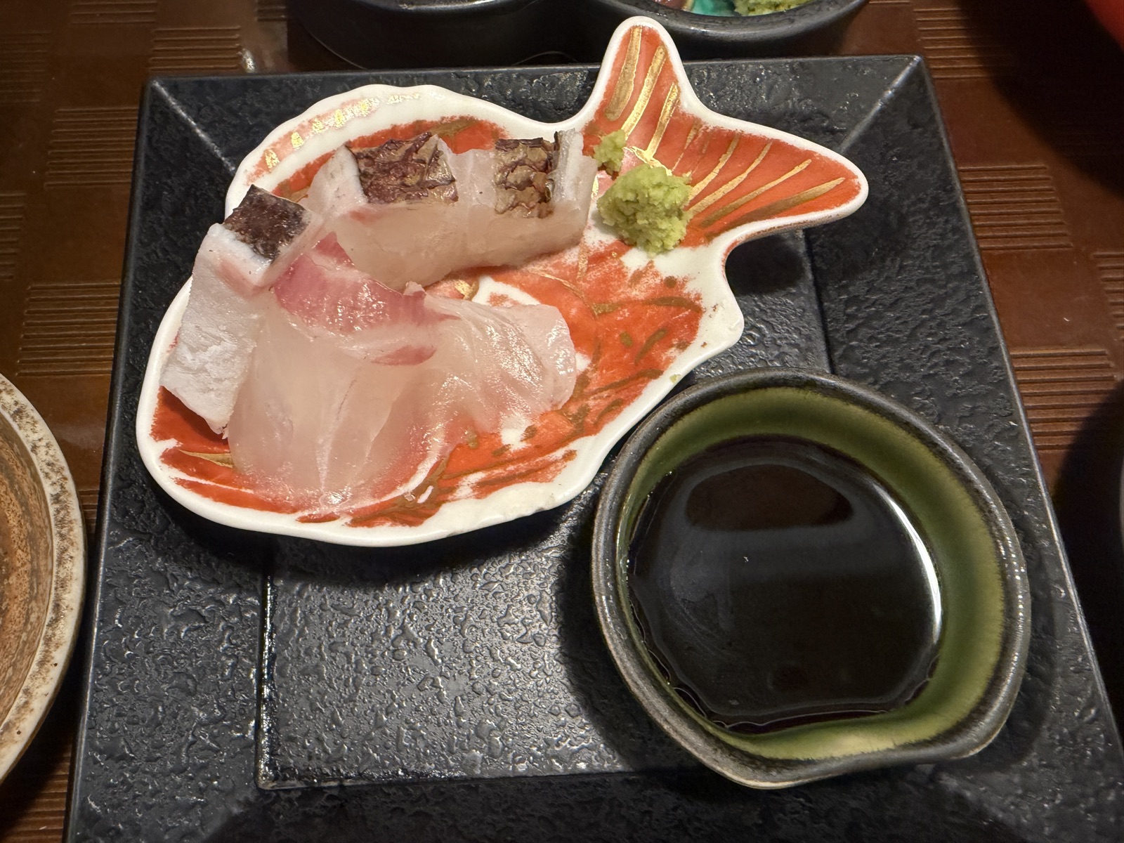 秋嘉の鯛の刺身。厚切りの刺身と、皮を湯引きした皮付きの一切れ
