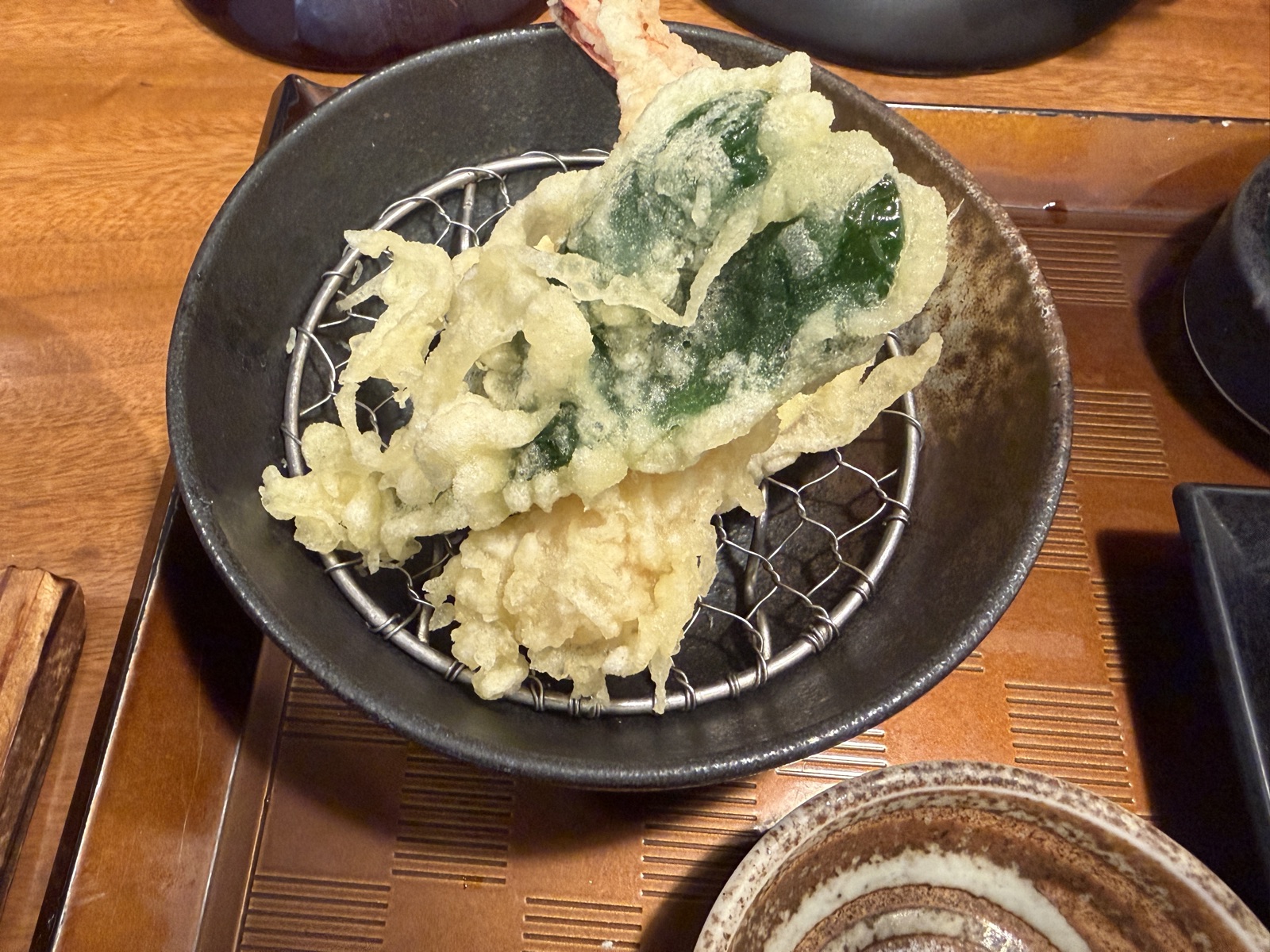 秋嘉の松山鯛めし膳の天ぷら。海老と季節野菜、塩でいただくタイプ