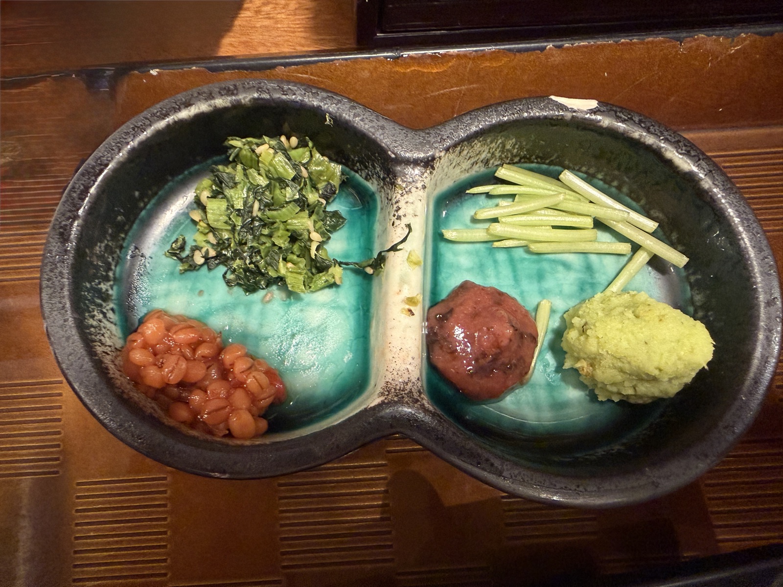 秋嘉の松山鯛めしの薬味。大根菜、もろみ、三つ葉、わさび、梅