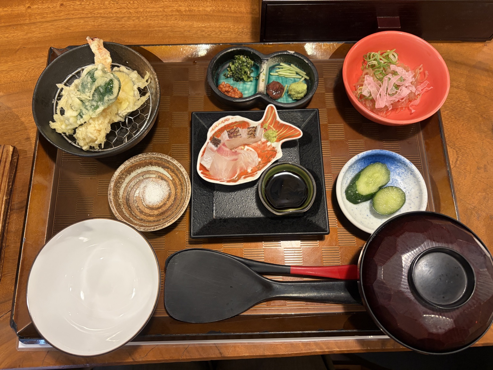 秋嘉の松山鯛めし膳。土鍋の鯛めし、天ぷら、刺身、薬味、味噌汁の御膳