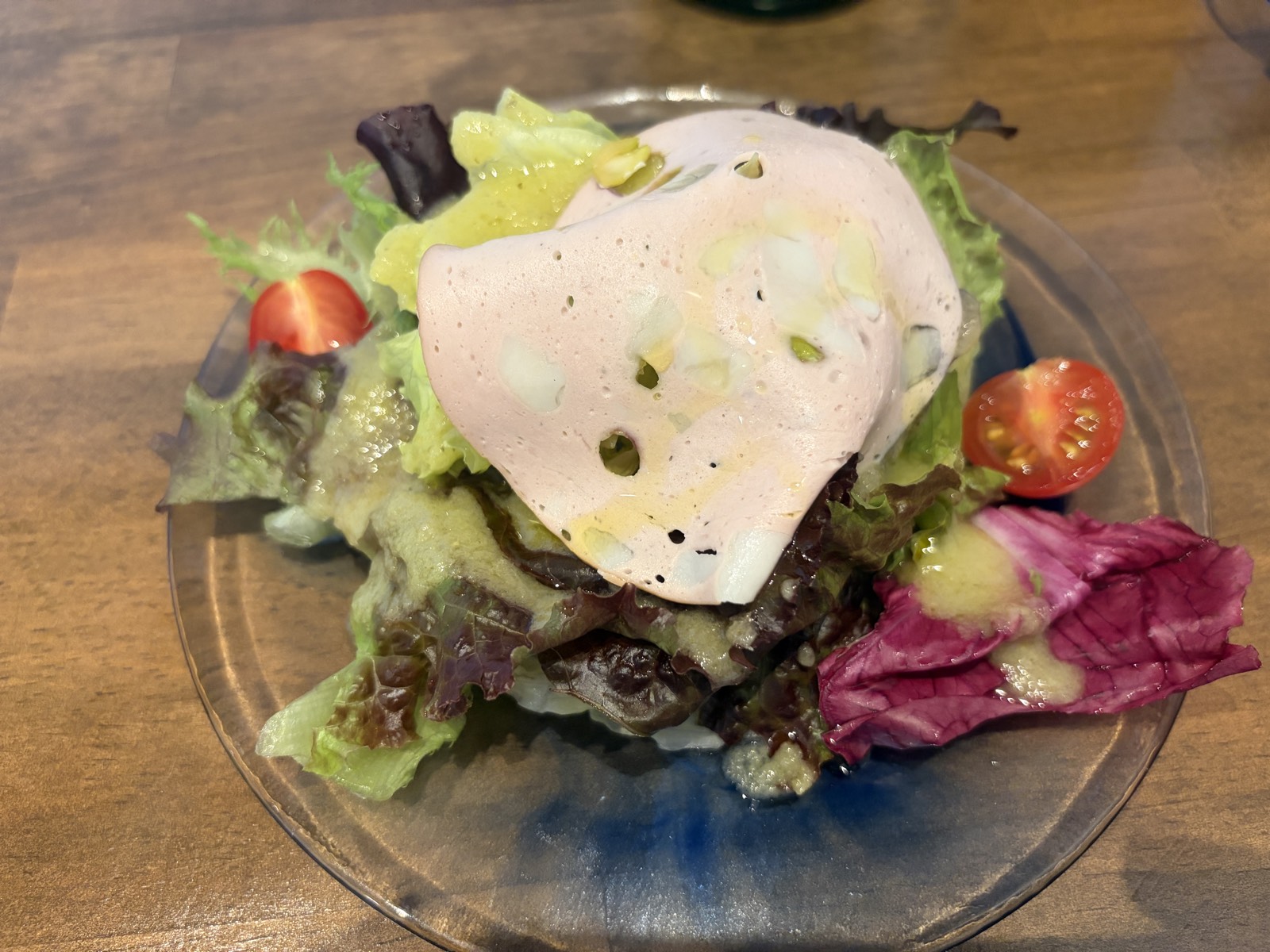 PIZZERIA dodoのランチのミニサラダ。葉野菜にピスタチオ入りハムとイタリアンドレッシング