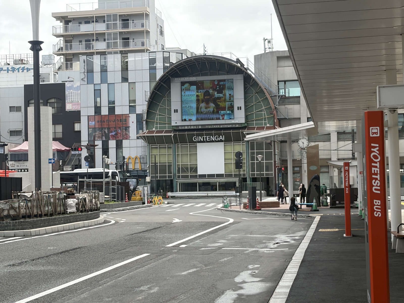 松山市駅を出て右にある銀天街（GINTENGAI）の入口