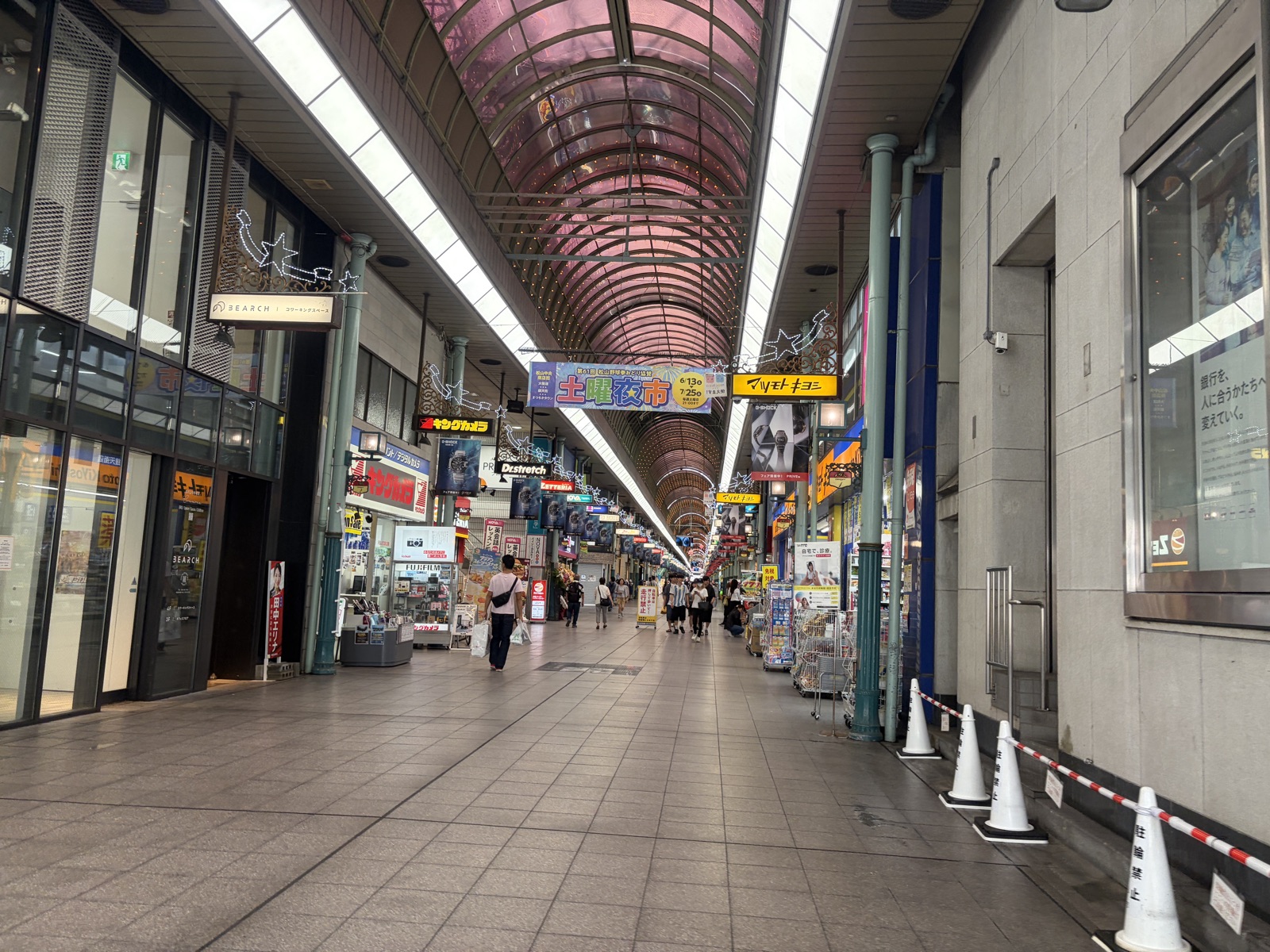銀天街のアーケード内。舗装が平らで歩きやすい商店街