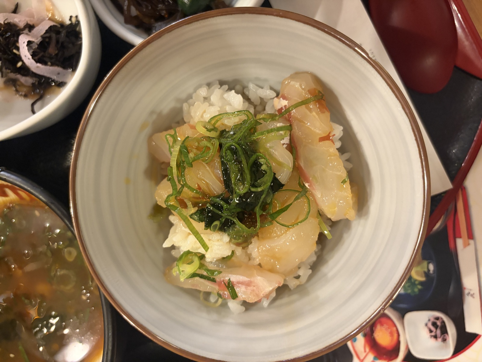 丸水の宇和島鯛めしの完成形。卵だしの鯛と薬味をあつあつのご飯にのせた一杯
