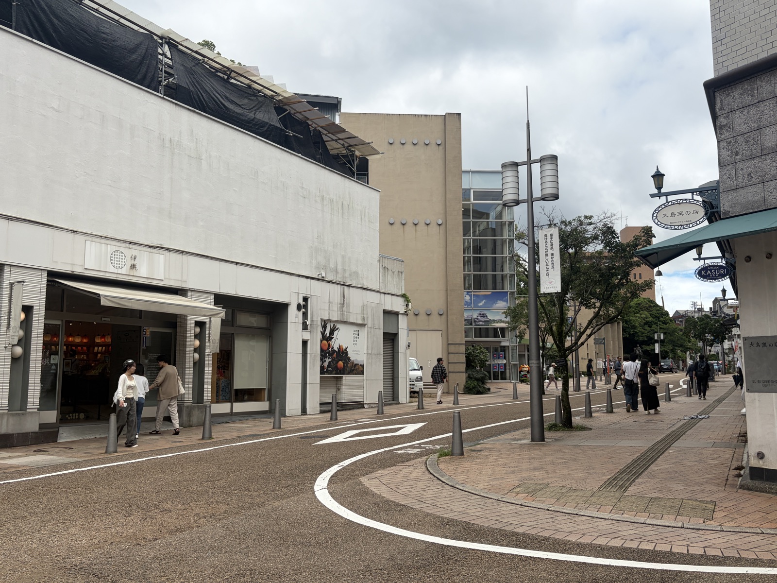 丸水を出てすぐ、今治タオルなどの土産店「伊織」。奥はロープウェイ街へと続く通り