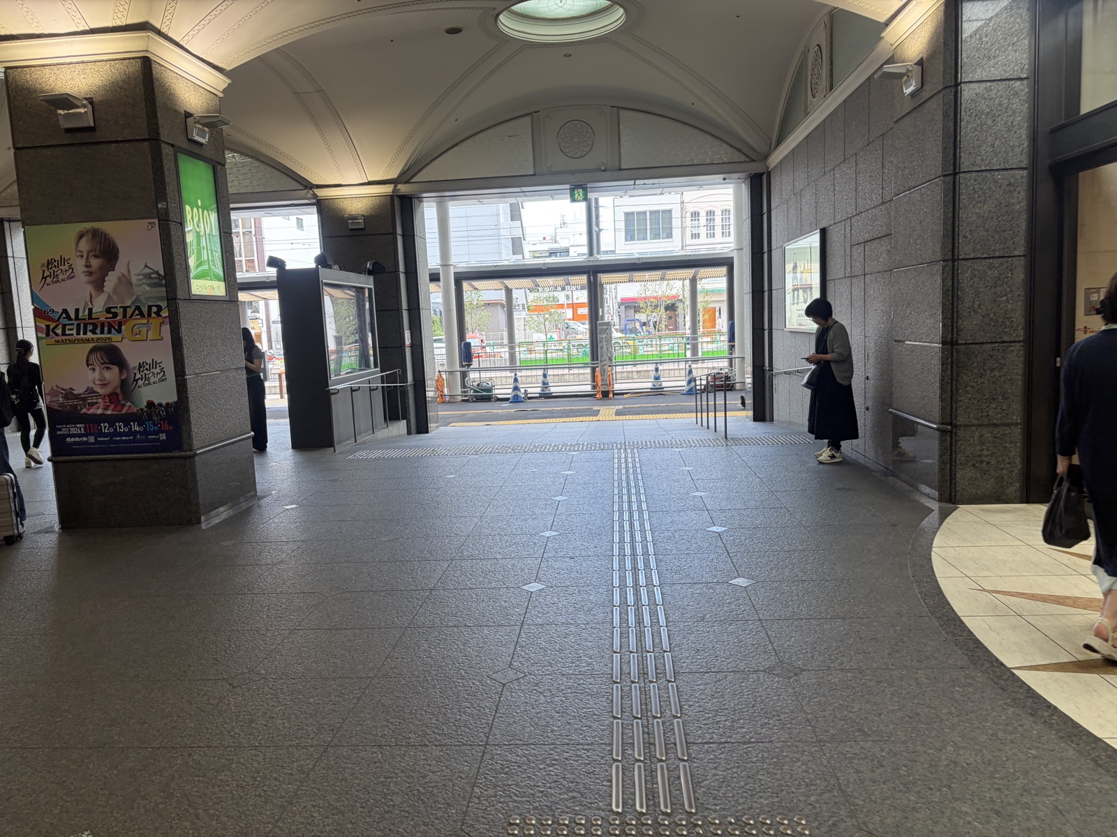 伊予鉄道松山市駅の構内。丸水への道のりの出発点