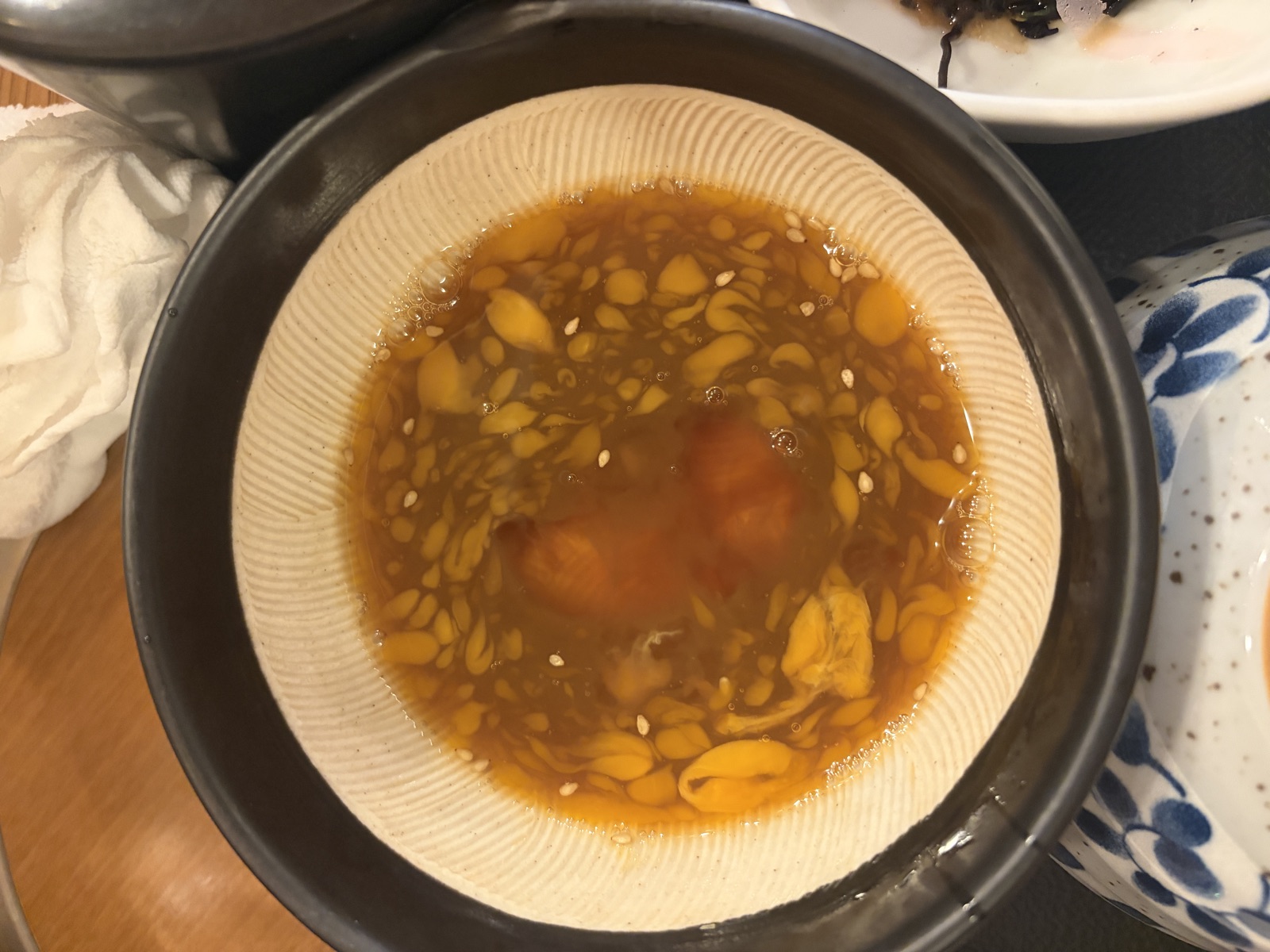 丸水の宇和島鯛めしの食べ方。出汁と生卵を溶きほぐしたところ