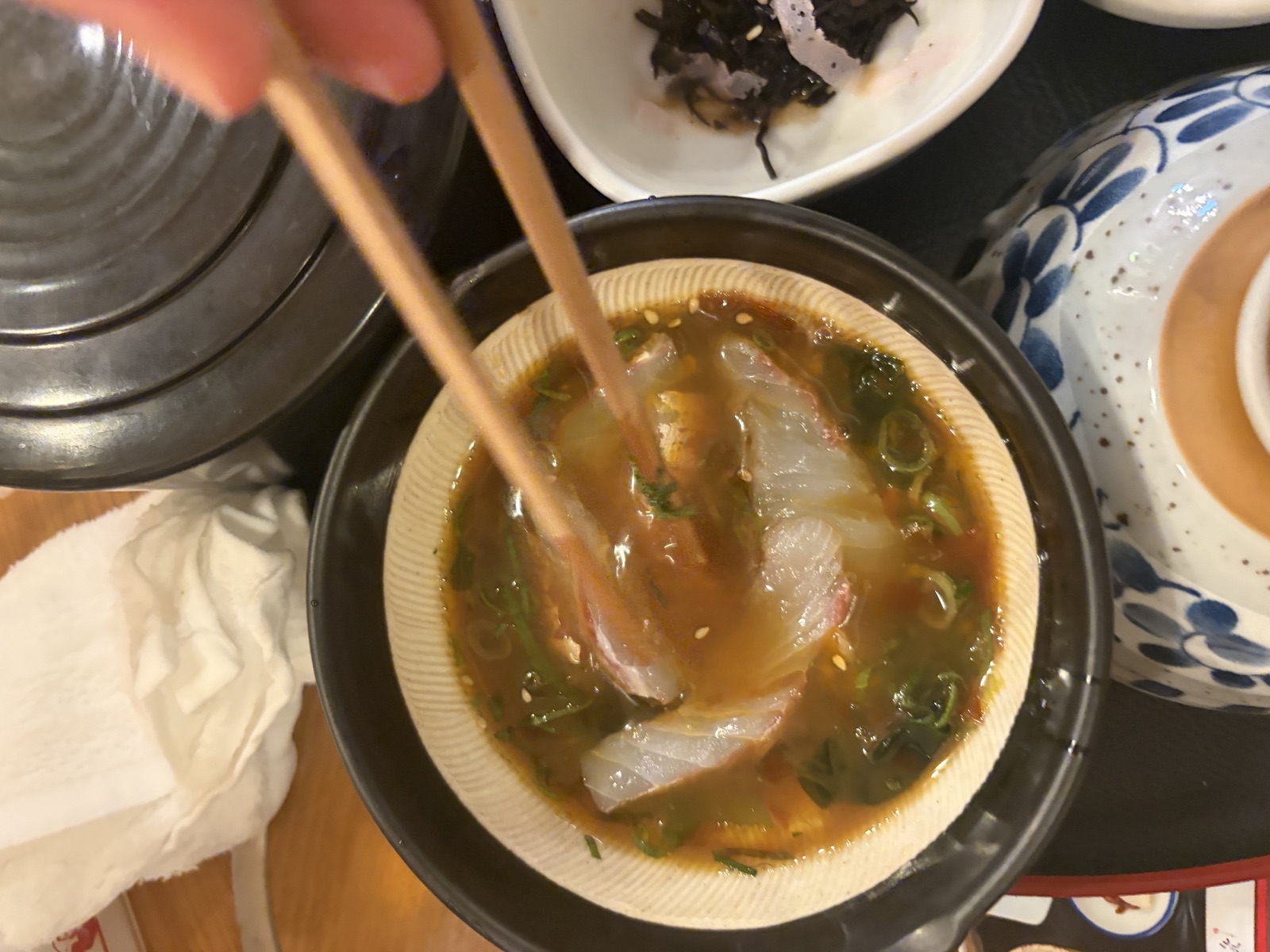 丸水の宇和島鯛めしの食べ方。卵だしに鯛の刺身と薬味を入れて混ぜたところ