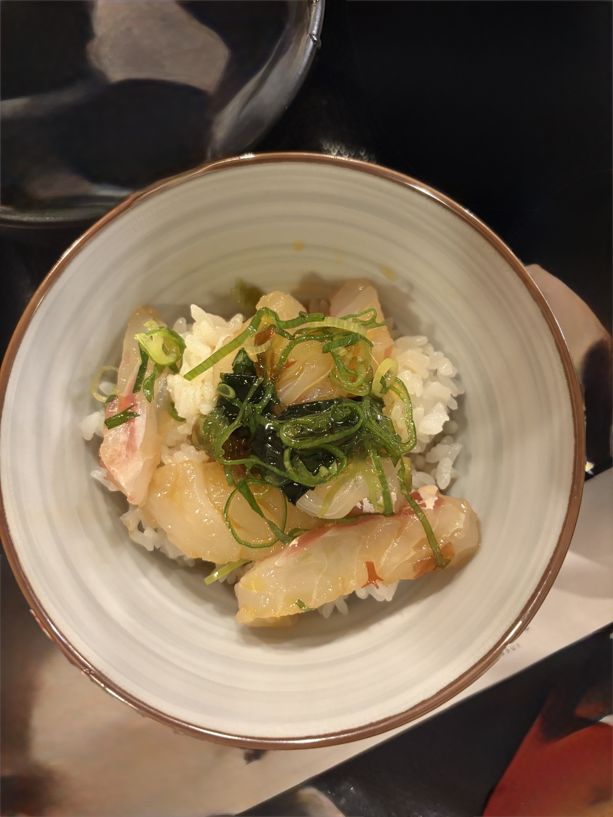 丸水の天然真鯛の鯛めし。卵だしの天然鯛と薬味をご飯にのせた一杯