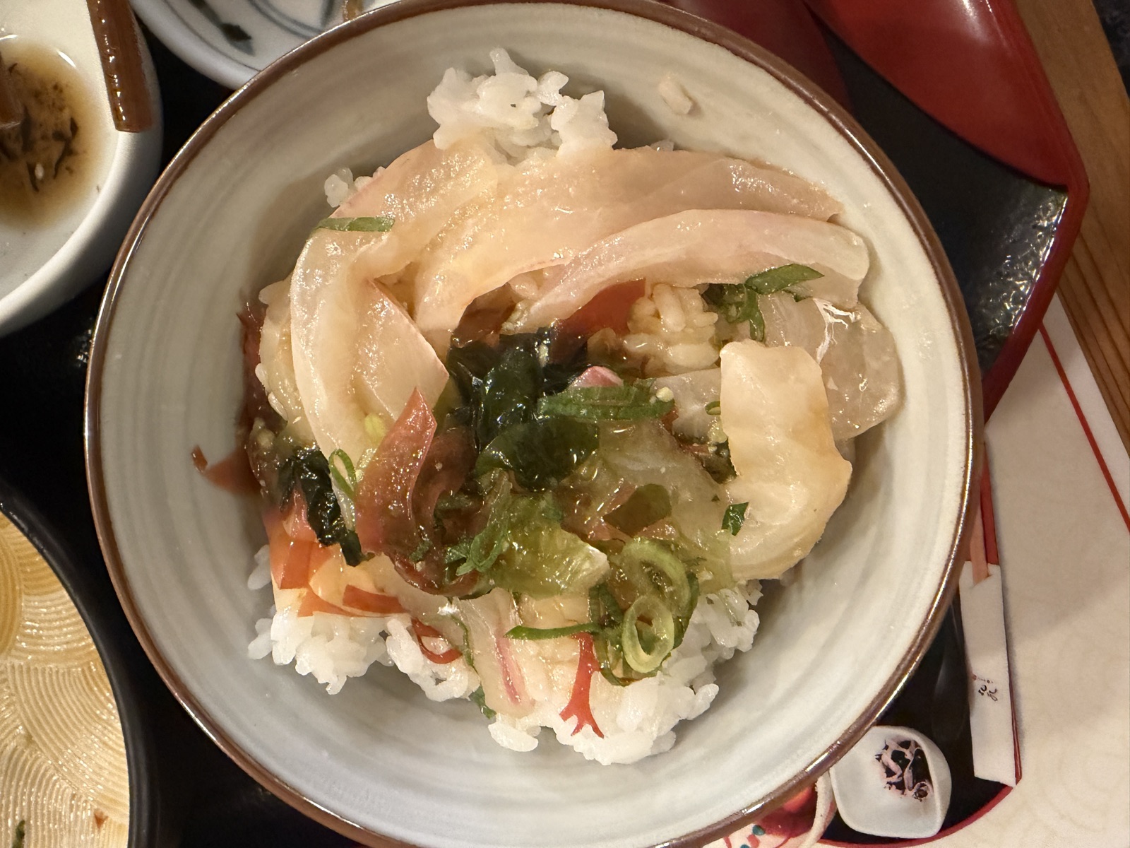 丸水の養殖真鯛の鯛めし。脂がのった鯛の刺身をご飯にのせた一杯