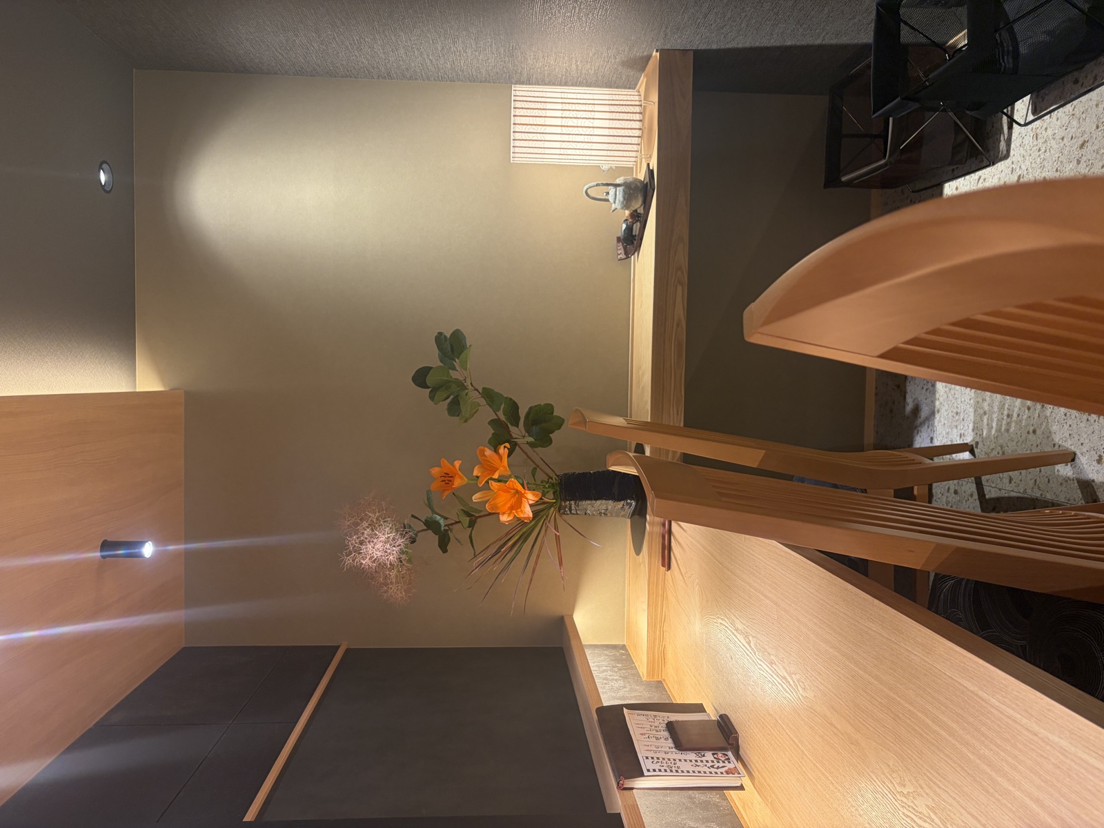 かどやの店内。生花が飾られた、落ち着いた和の空間