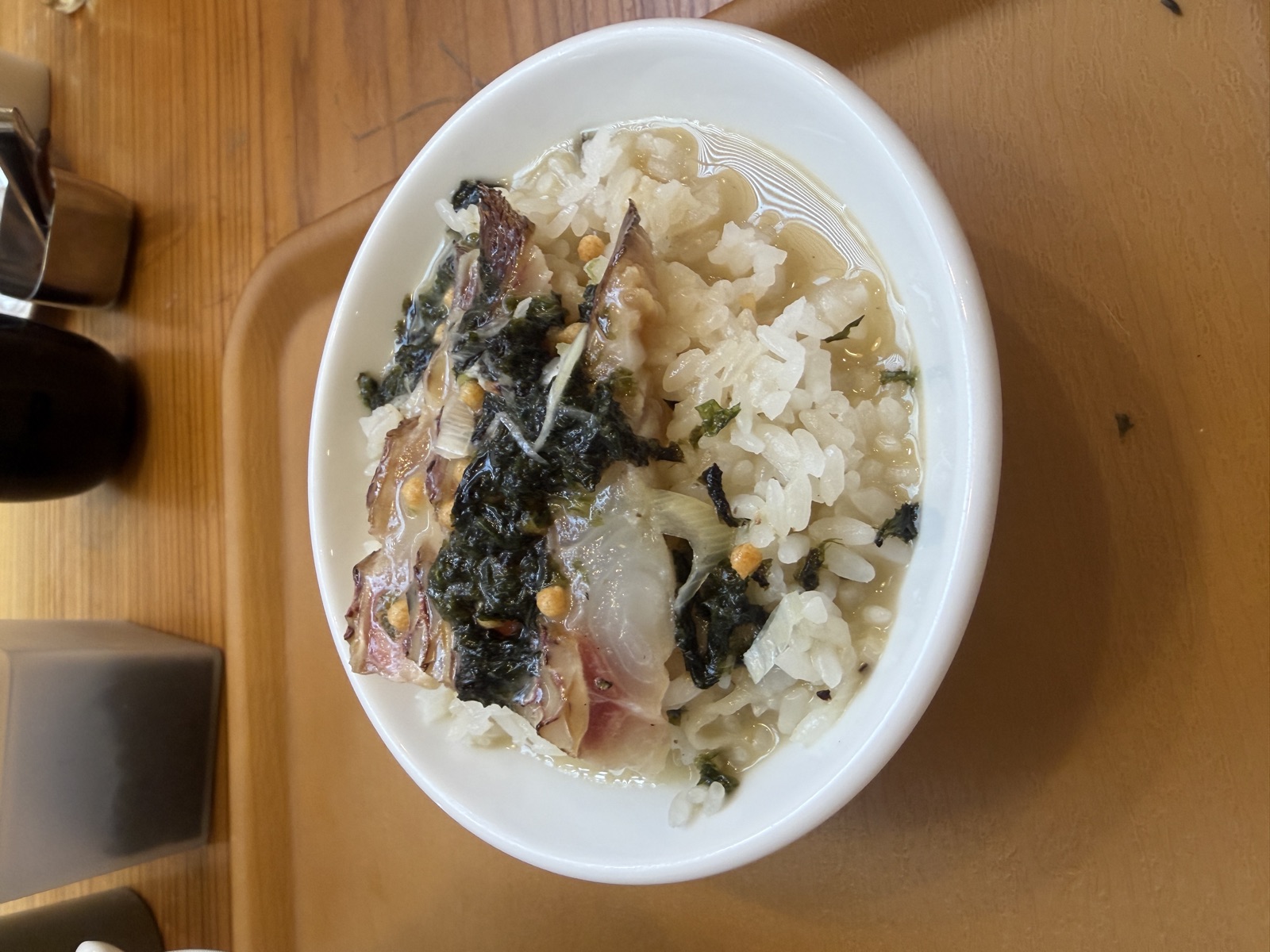 万福久の鯛のっけごはんにラーメンスープをかけたところ。鯛茶漬けのような一杯