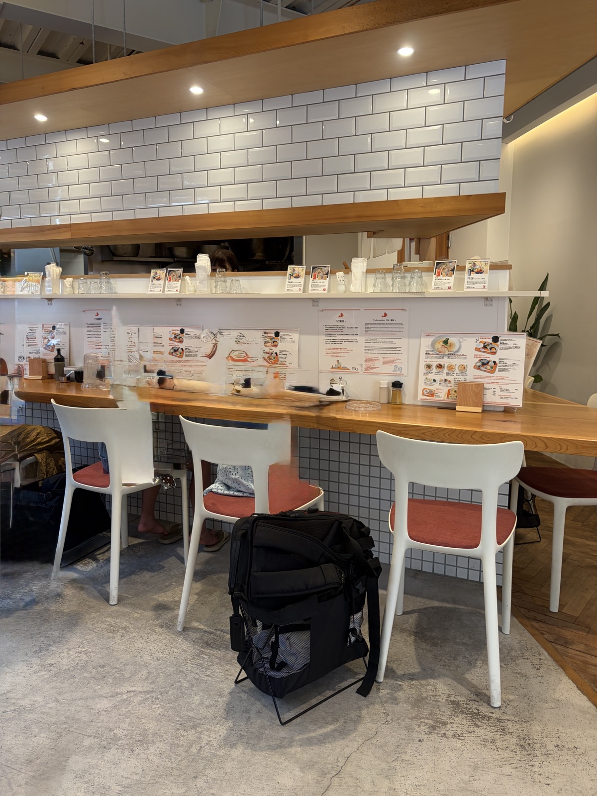 万福久のカウンター席。12席のみのこじんまりとした店内