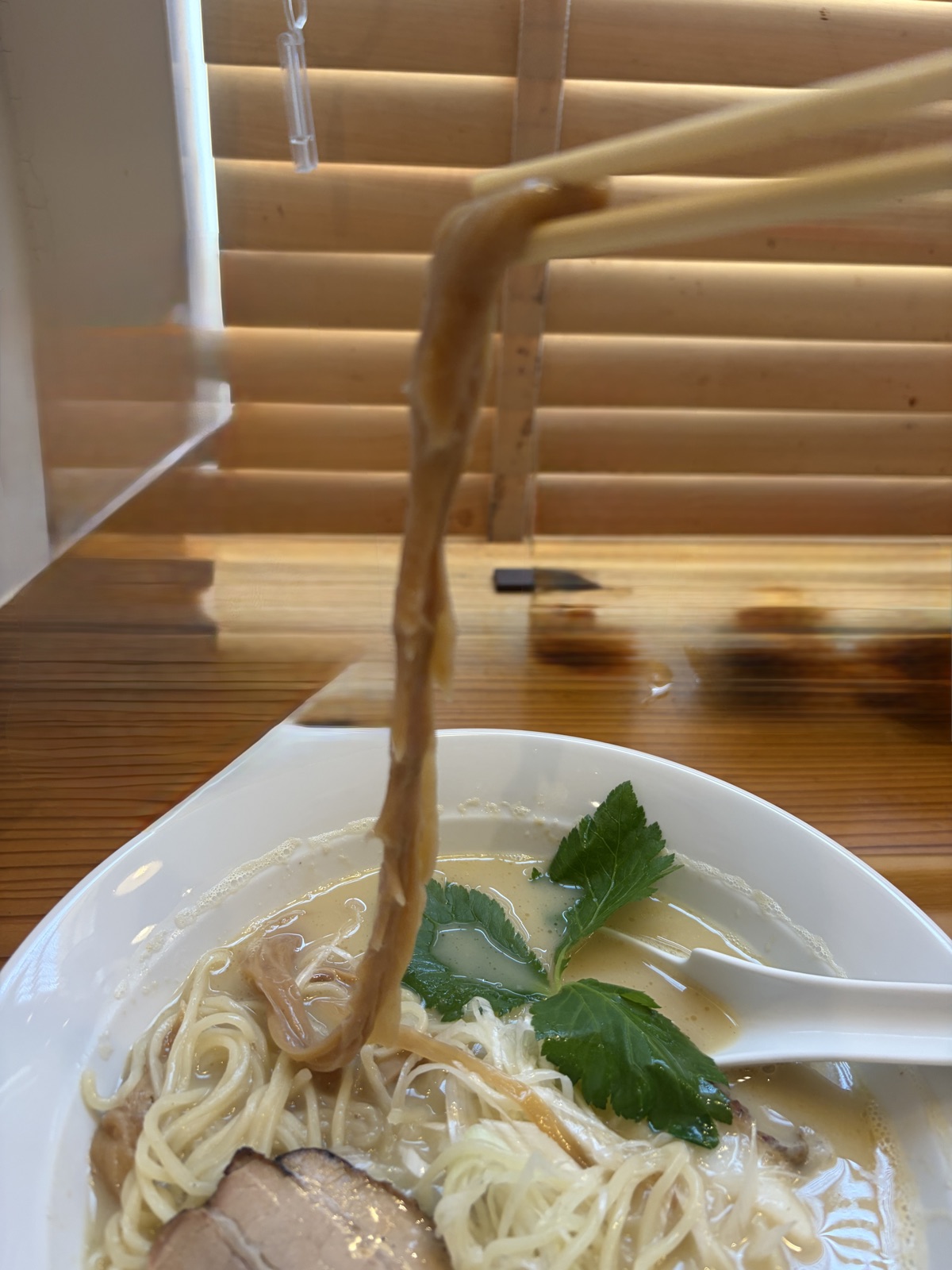万福久のメンマ。器から持ち上げると驚くほど長い
