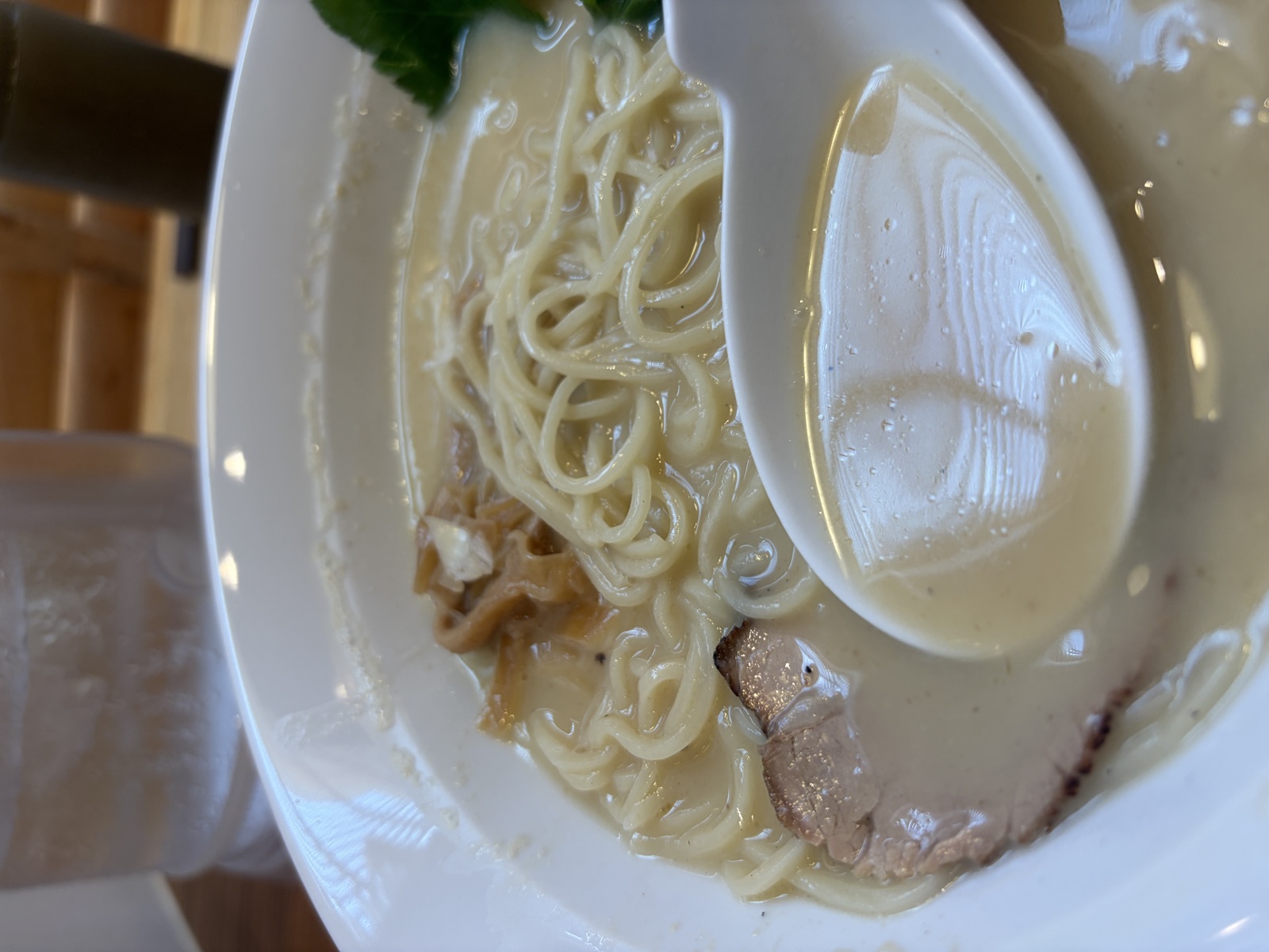 万福久の濃厚鯛潮ラーメン。白濁したクリーミーなスープ