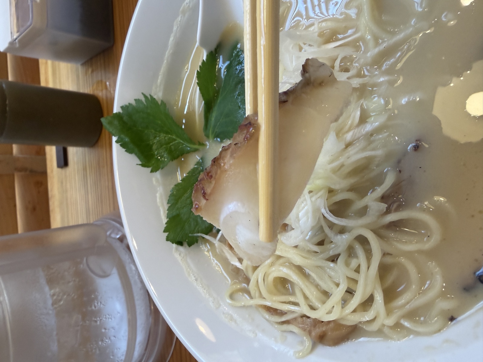 万福久の濃厚鯛潮ラーメンに入った鯛。ふっくらとしてジューシー