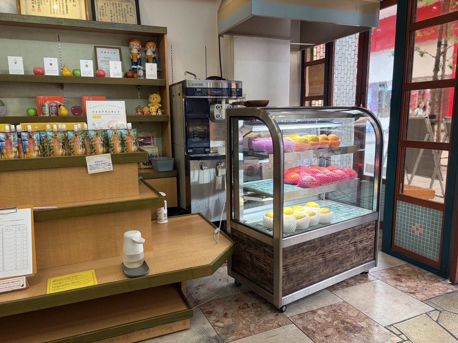フルーツパーラーみしま店内のフルーツケース。柑橘やマンゴー、桃など旬の果物が丁寧に並ぶ