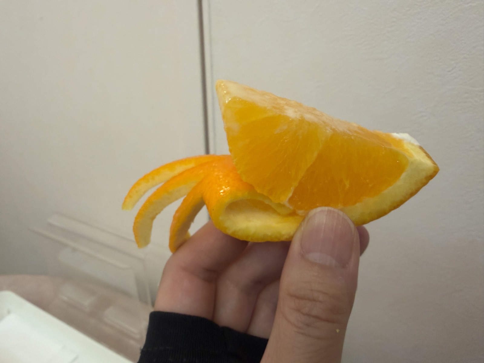 フルーツパフェに添えられた、皮を花びらのように飾り切りしたオレンジ