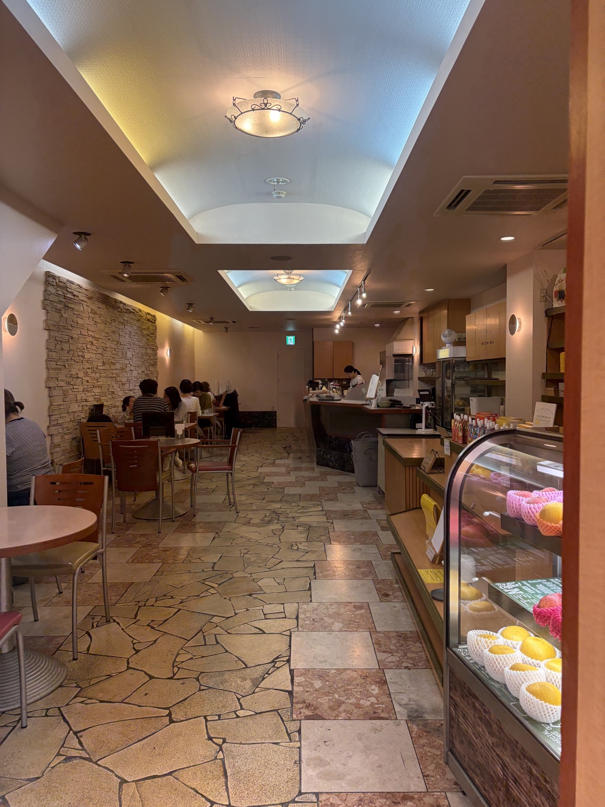 フルーツパーラーみしまの店内。テーブル席が並ぶ、落ち着いた雰囲気のパーラー