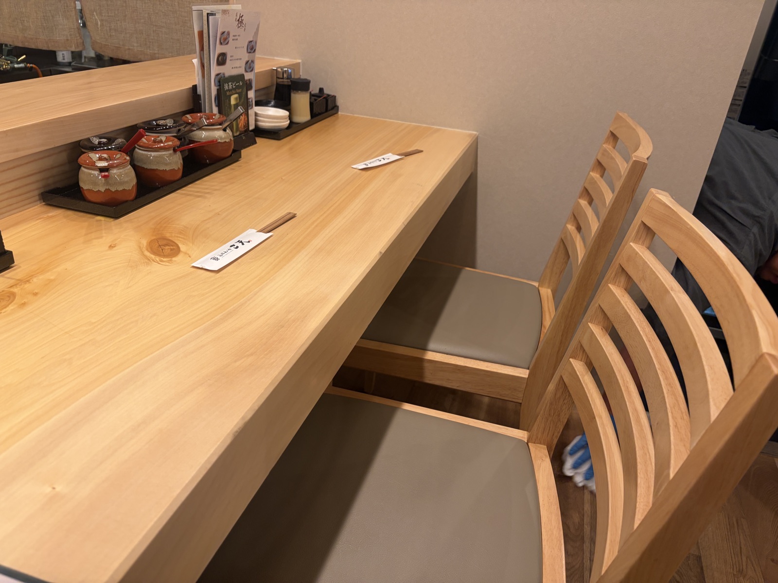 道後天ぷらご天のカウンター席。揚げ場に面して席が並ぶ