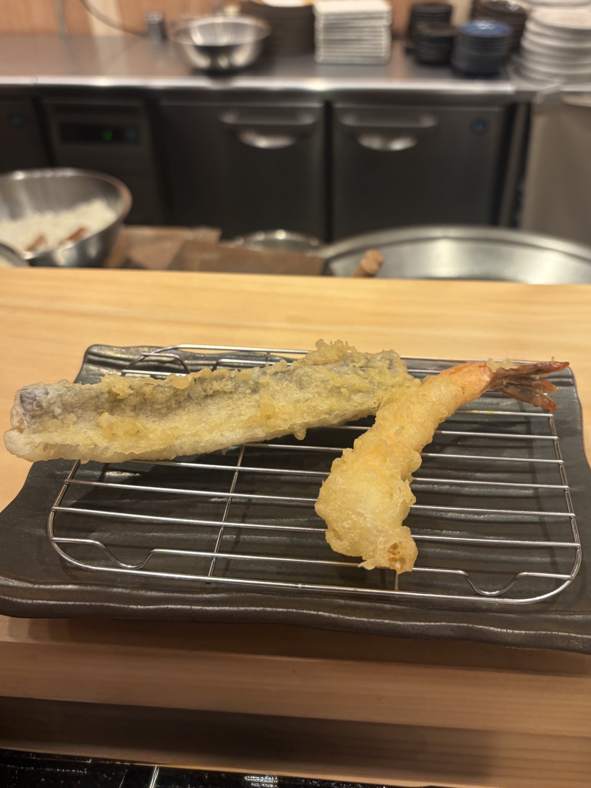 道後天ぷらご天の海老と太刀魚の天ぷら。太刀魚は身が細い