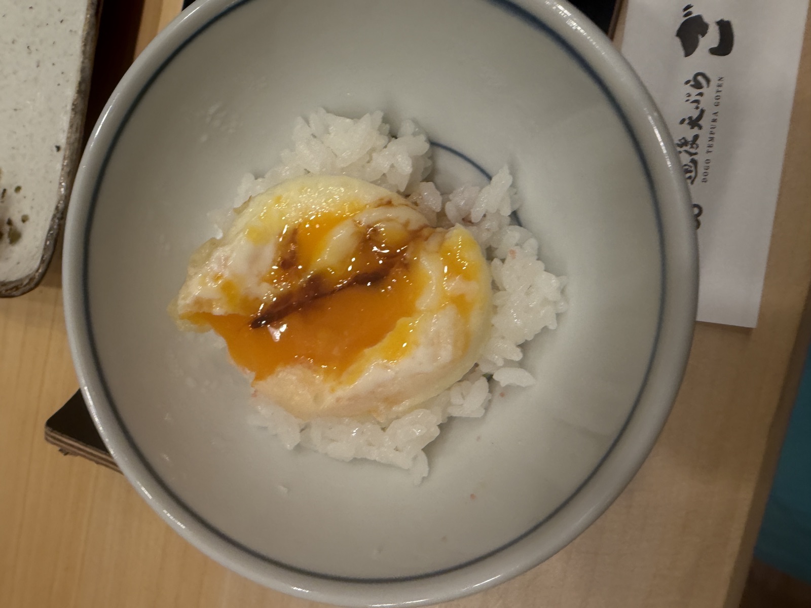 道後天ぷらご天の玉子天をご飯に乗せたところ。ご飯が少なめ