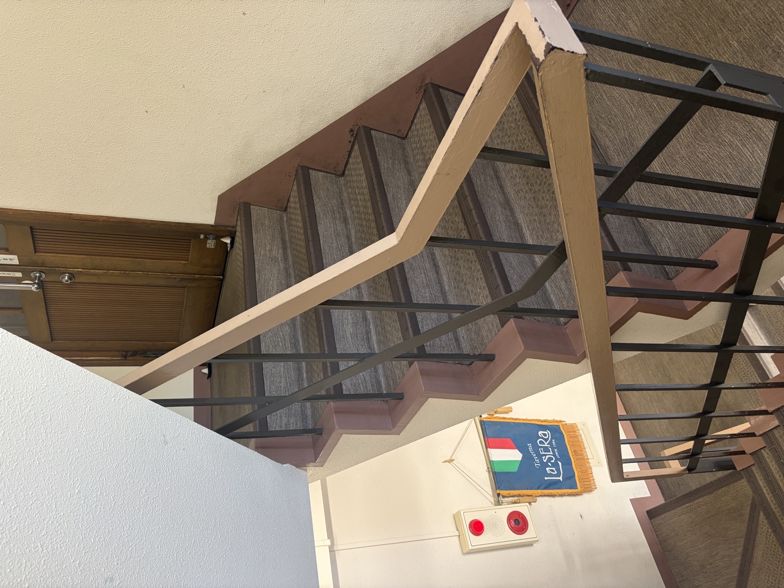 2階の店舗へ上がる階段