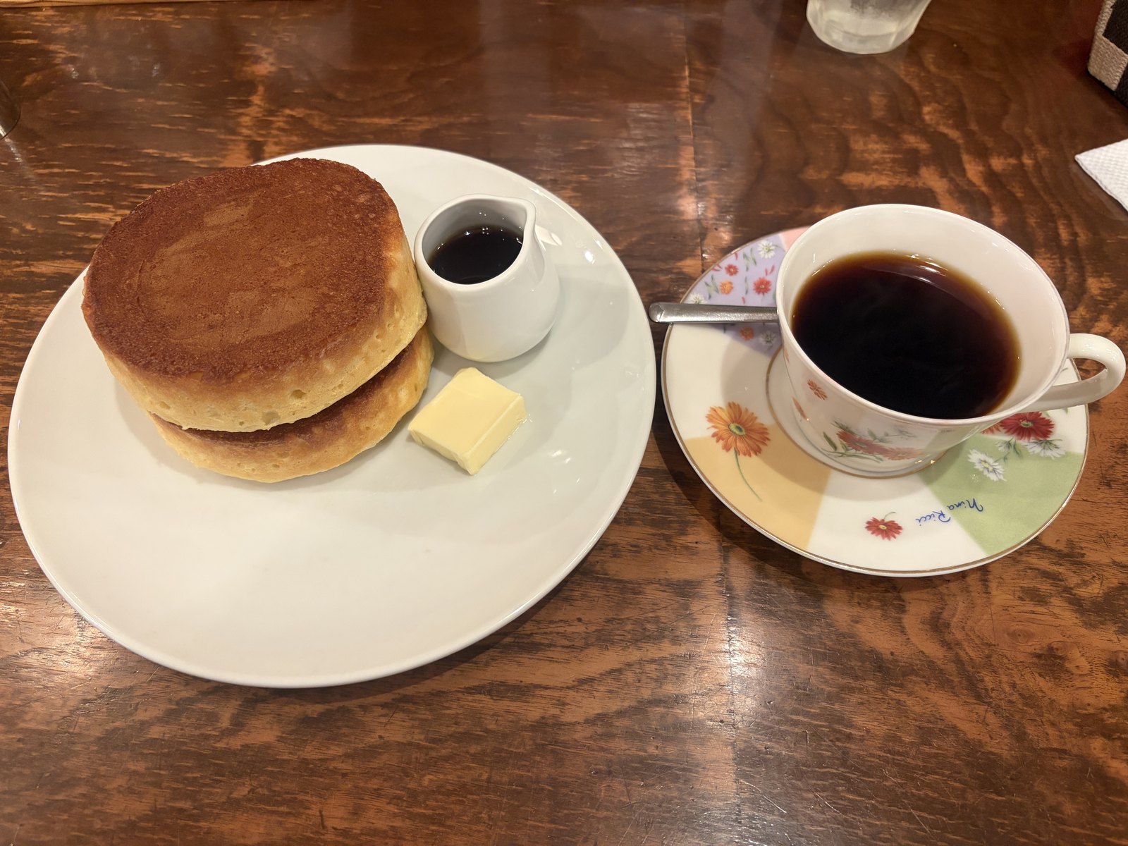 運ばれてきたホットケーキとブレンドコーヒー