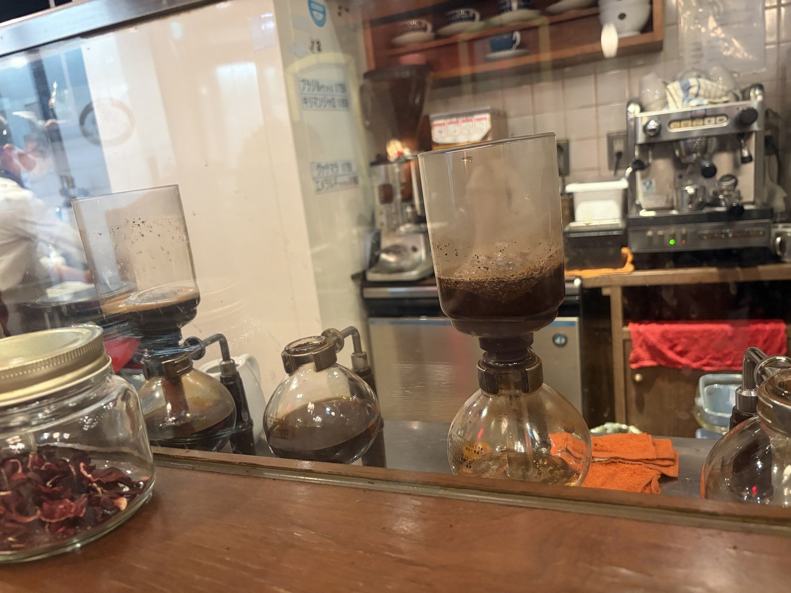 サイフォンでコーヒーを淹れている様子