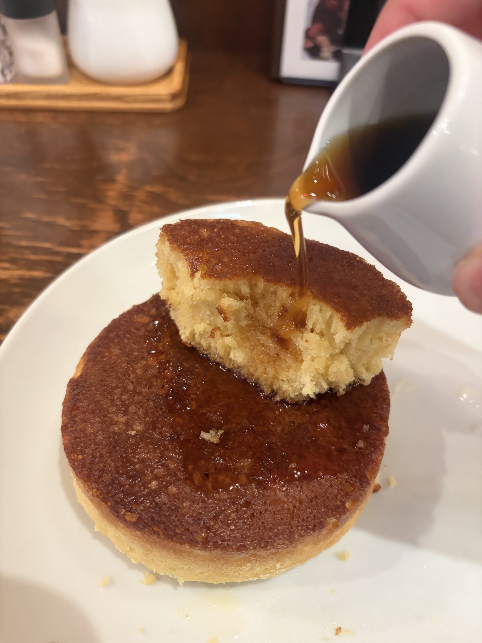 切り口にメープルシロップをかけているところ