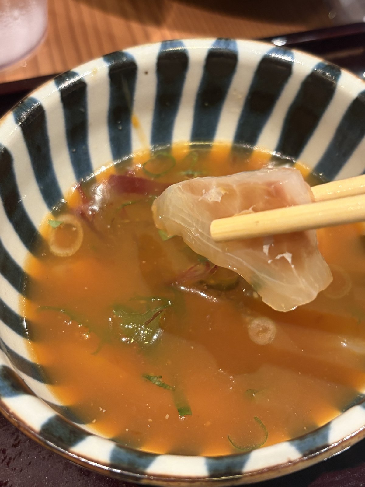 卵入りのだしに、あいごのお刺身を入れたところ
