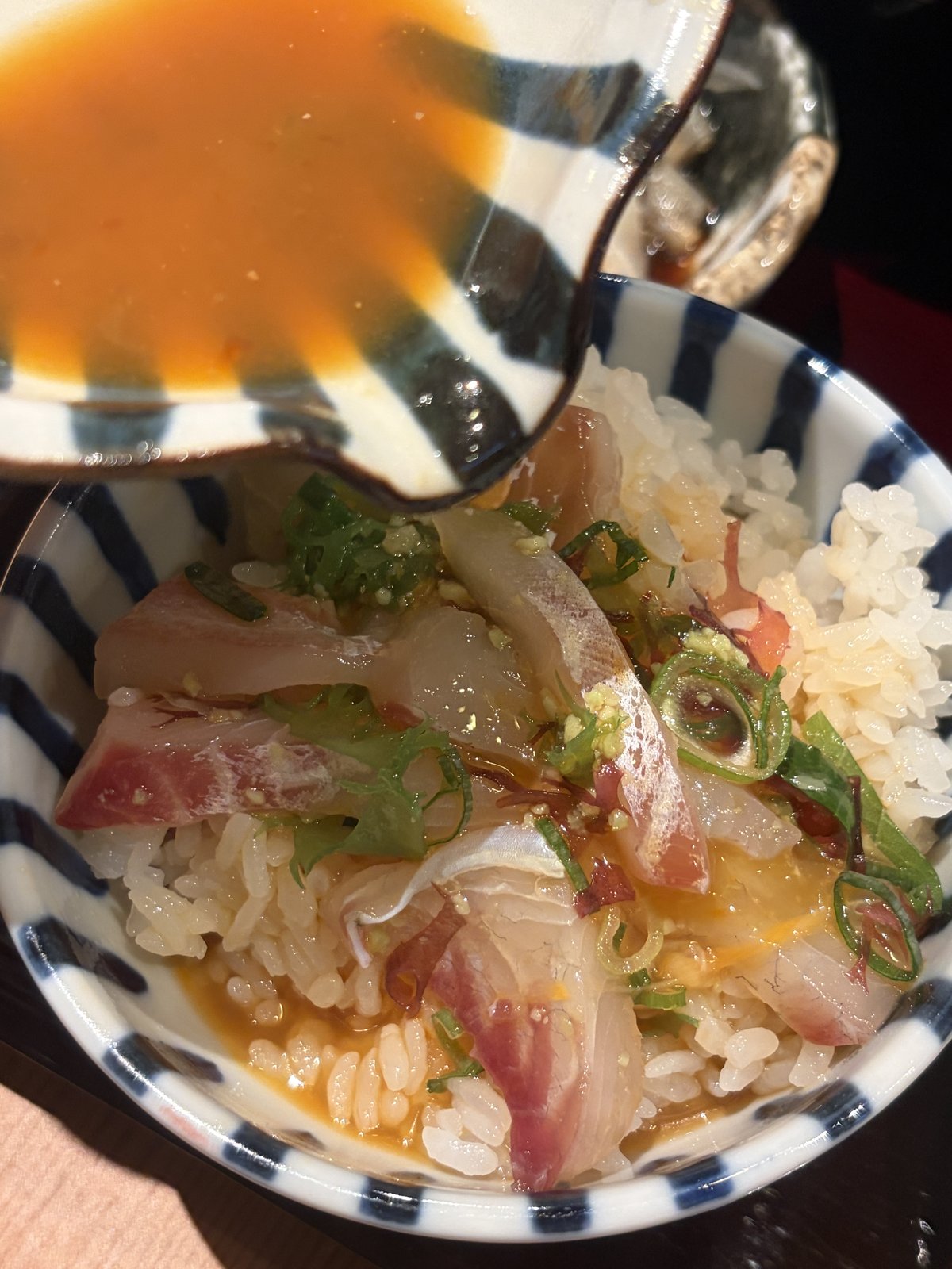 だしごと、シャリの上にかけるところ