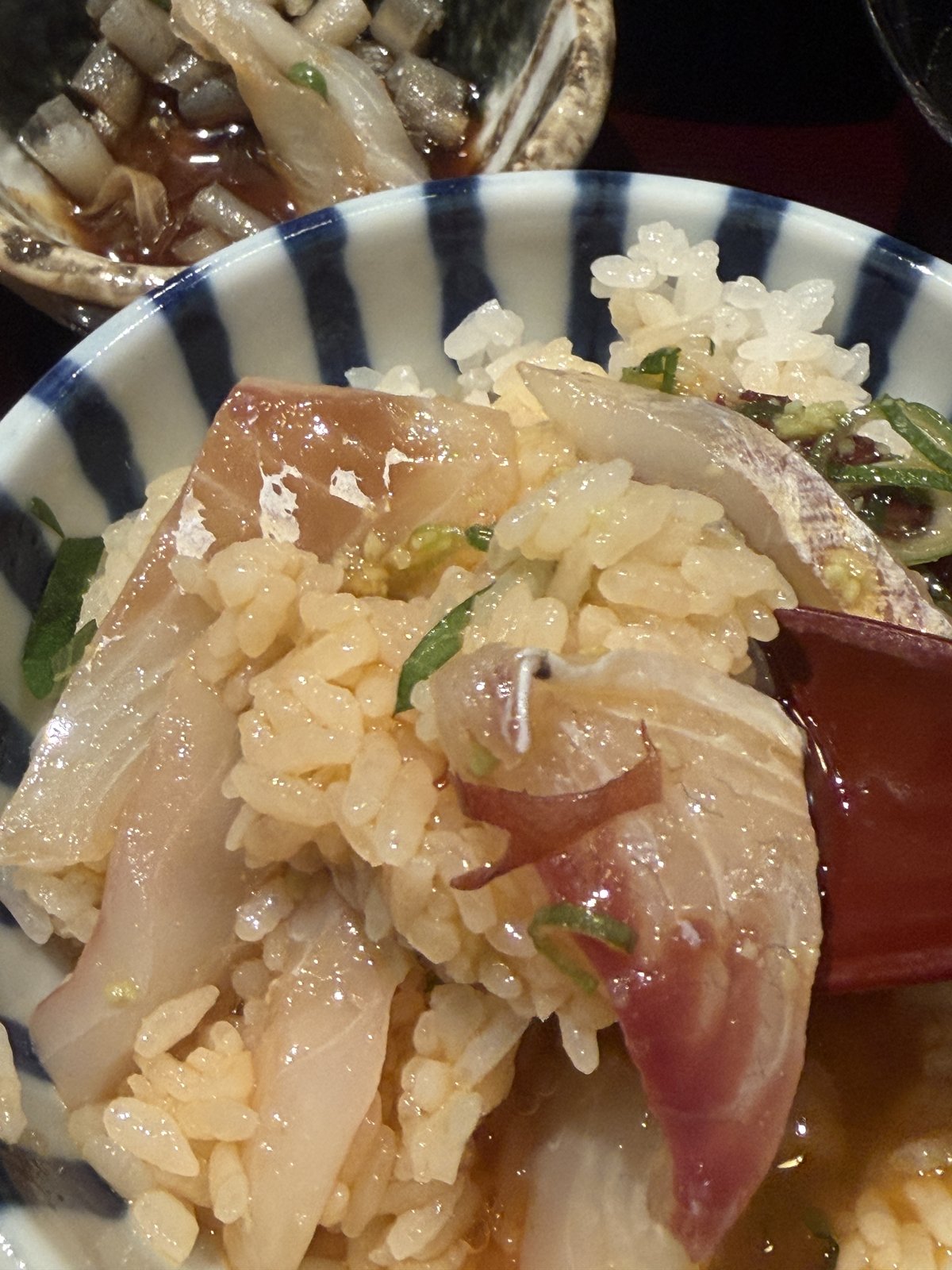 あいご飯。シャリとあいごのお刺身を箸で持ち上げたところ