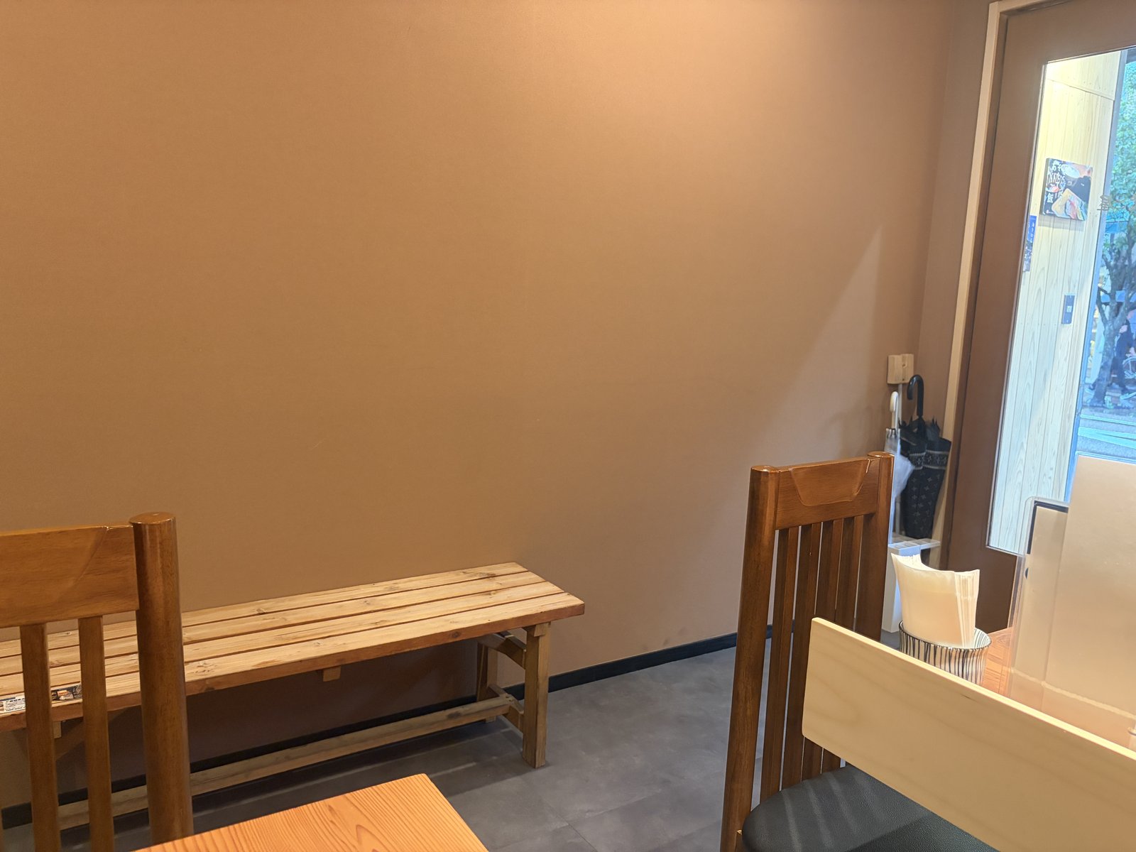 店内のベンチのような椅子