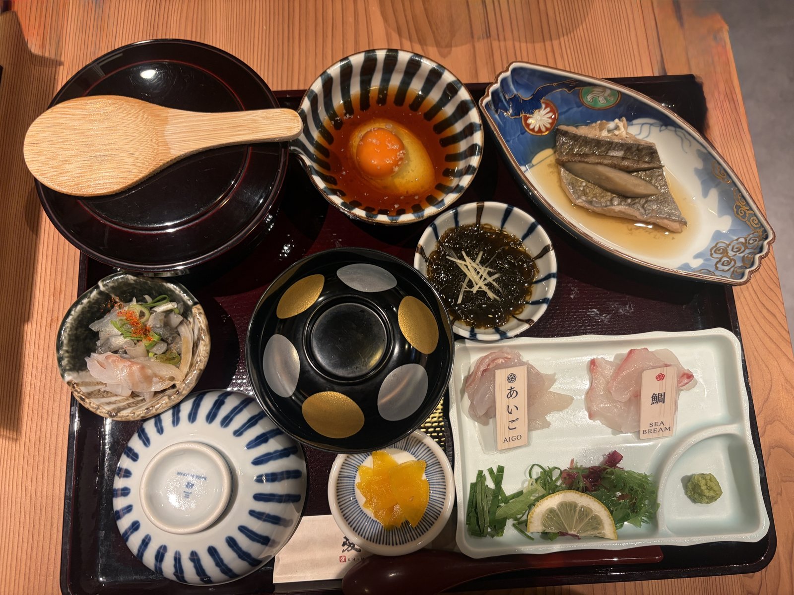 特上あいご御膳の全体。お刺身、卵入りのだし、煮付け、身ざく、お吸い物などが並ぶ