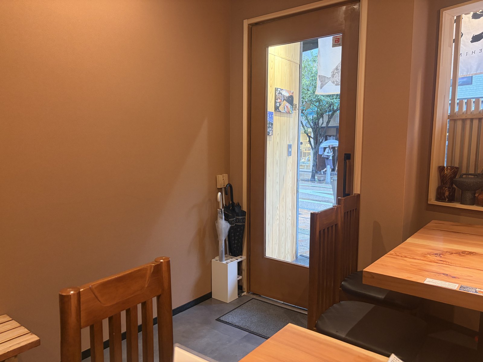 愛ご屋の入り口。ドアの内側に少しスペースがある