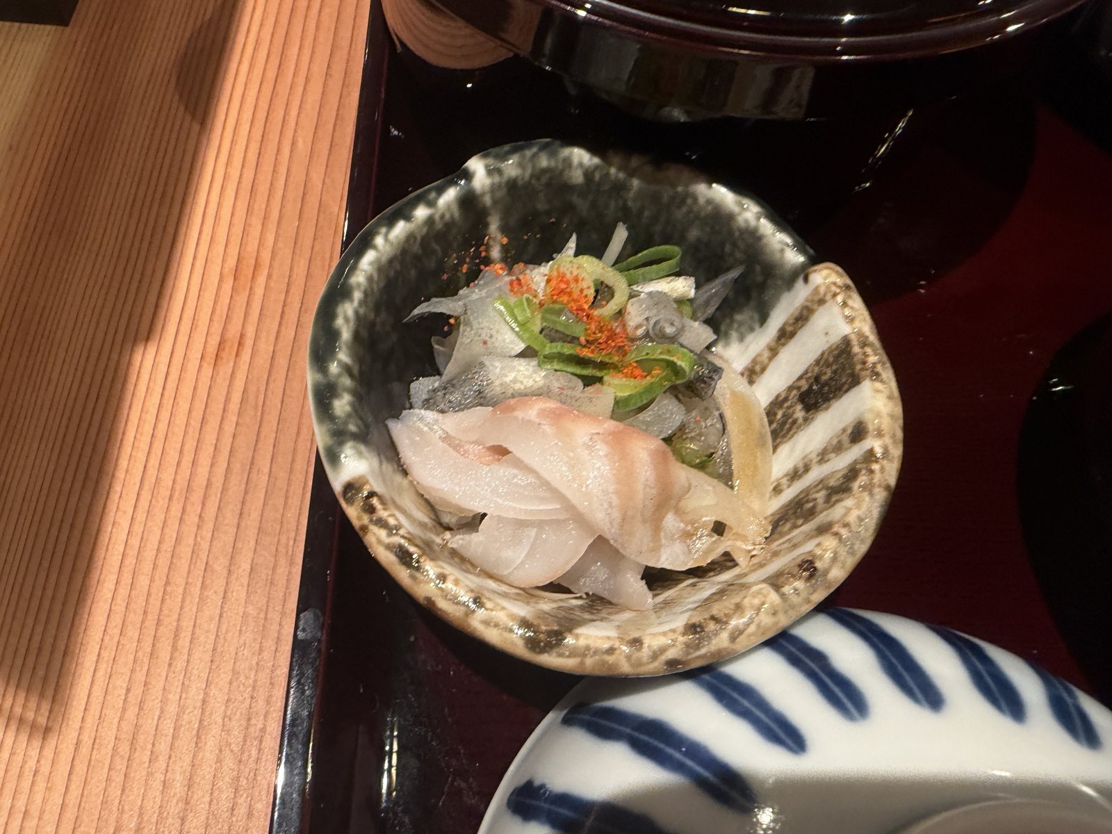 あいごの身ざく。玉ねぎやねぎがのっている