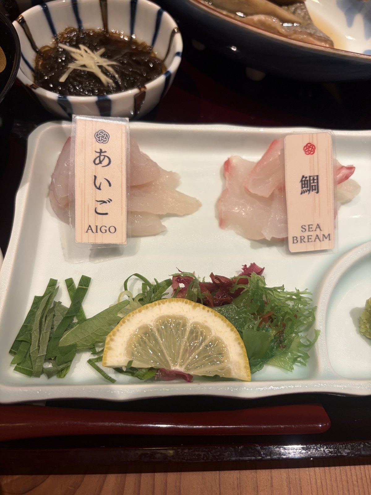 「あいご」と「鯛」の札が立ったお刺身