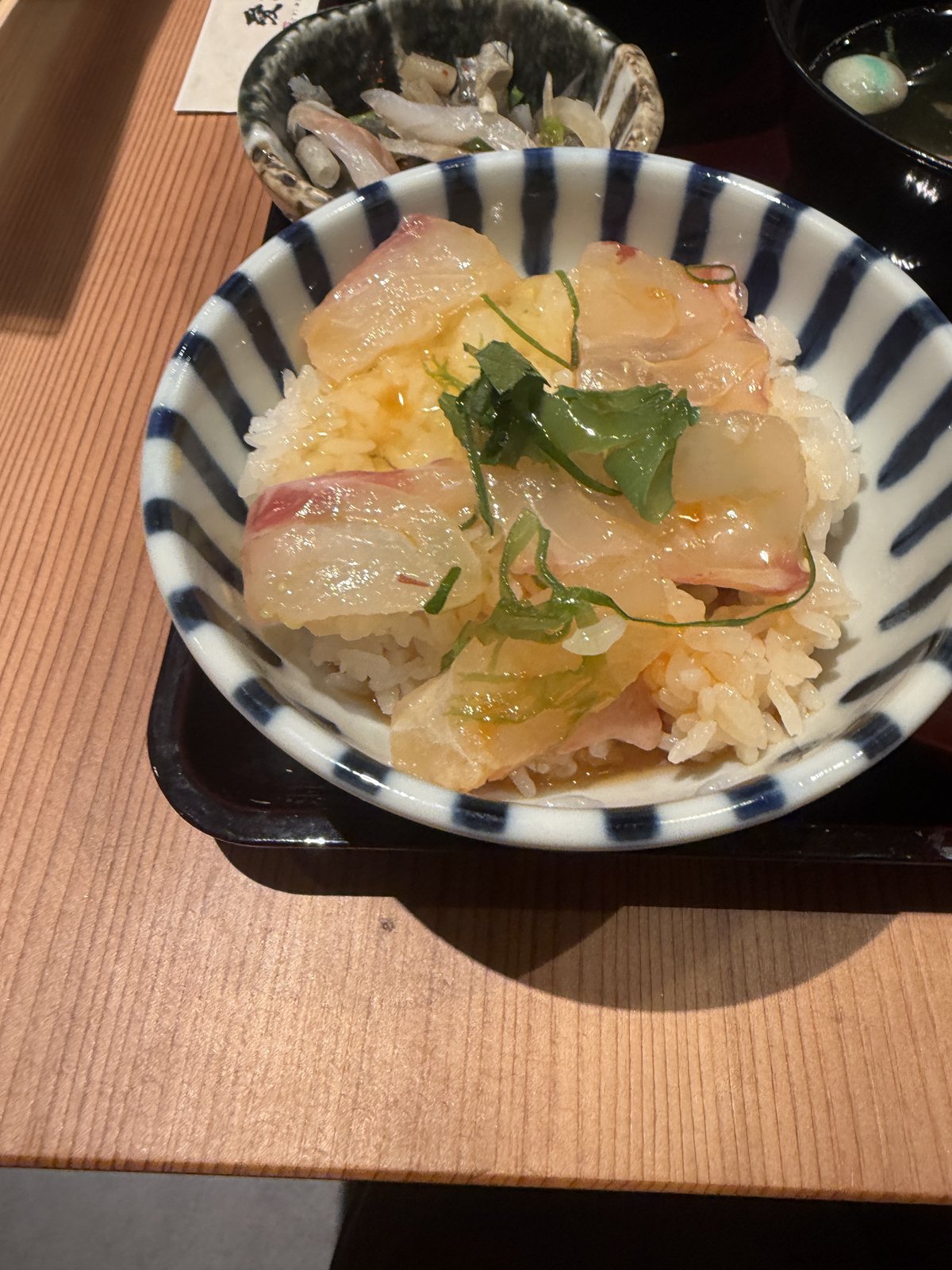 宇和島鯛めし。シャリの上に鯛のお刺身と卵入りのだしがかかっている