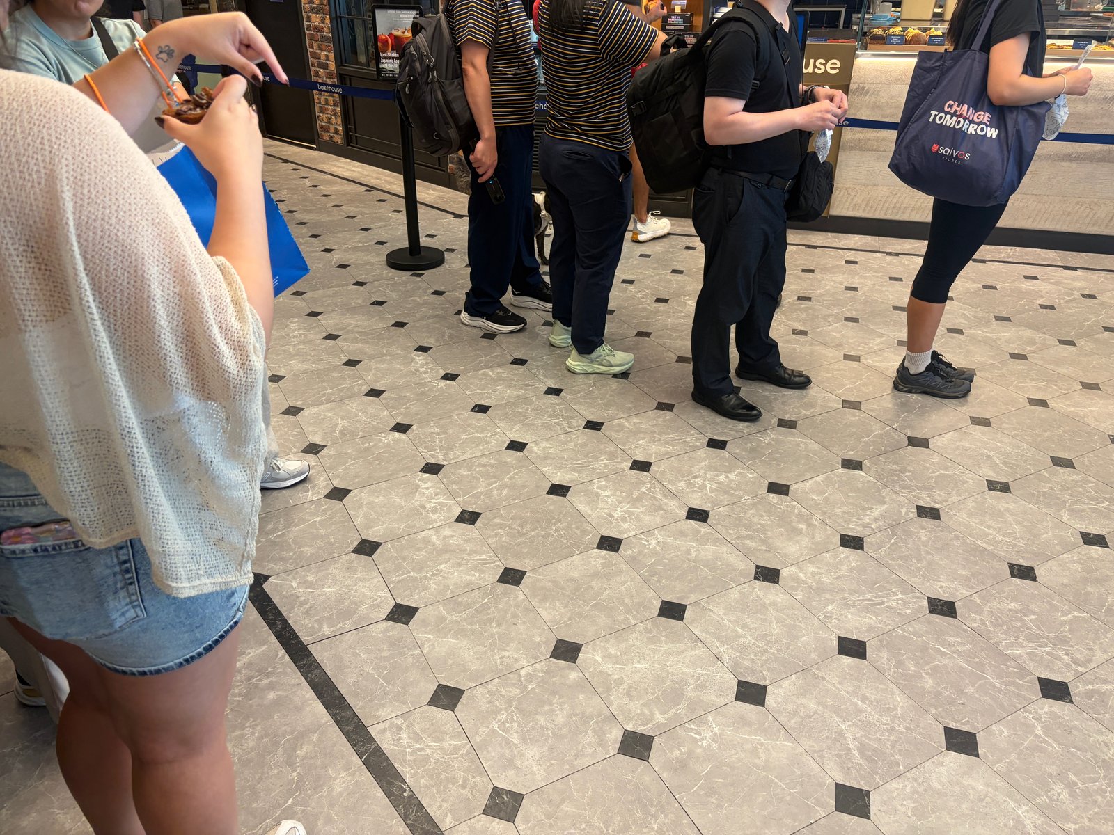 お店の前に並ぶ人たちの足元